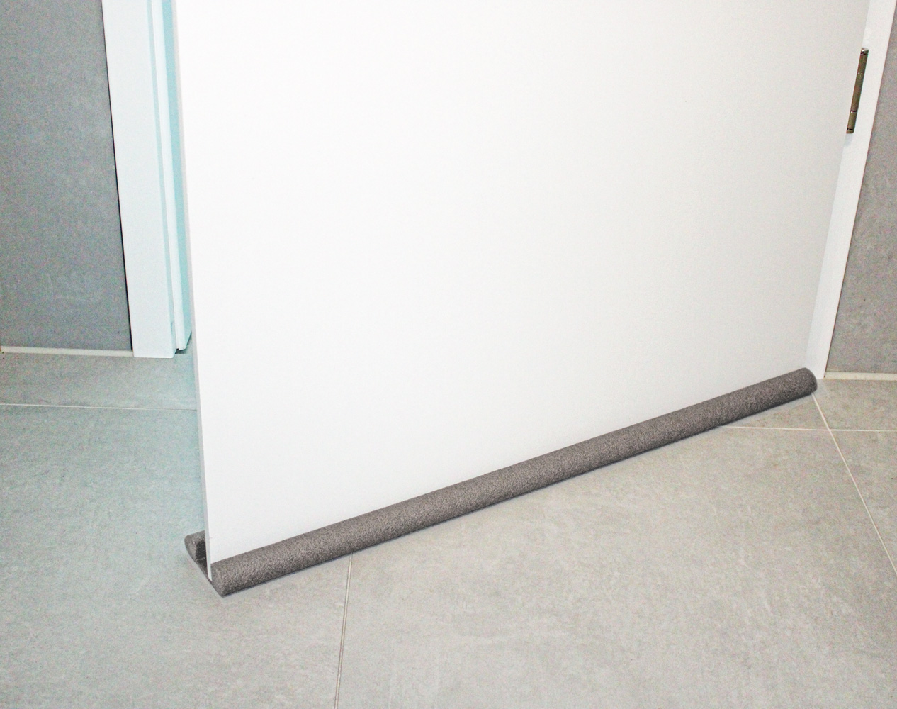 MOTTEZ Zugluftstopper Türdichtung, Länge 93 cm (zuschneidbare), grau für Türen